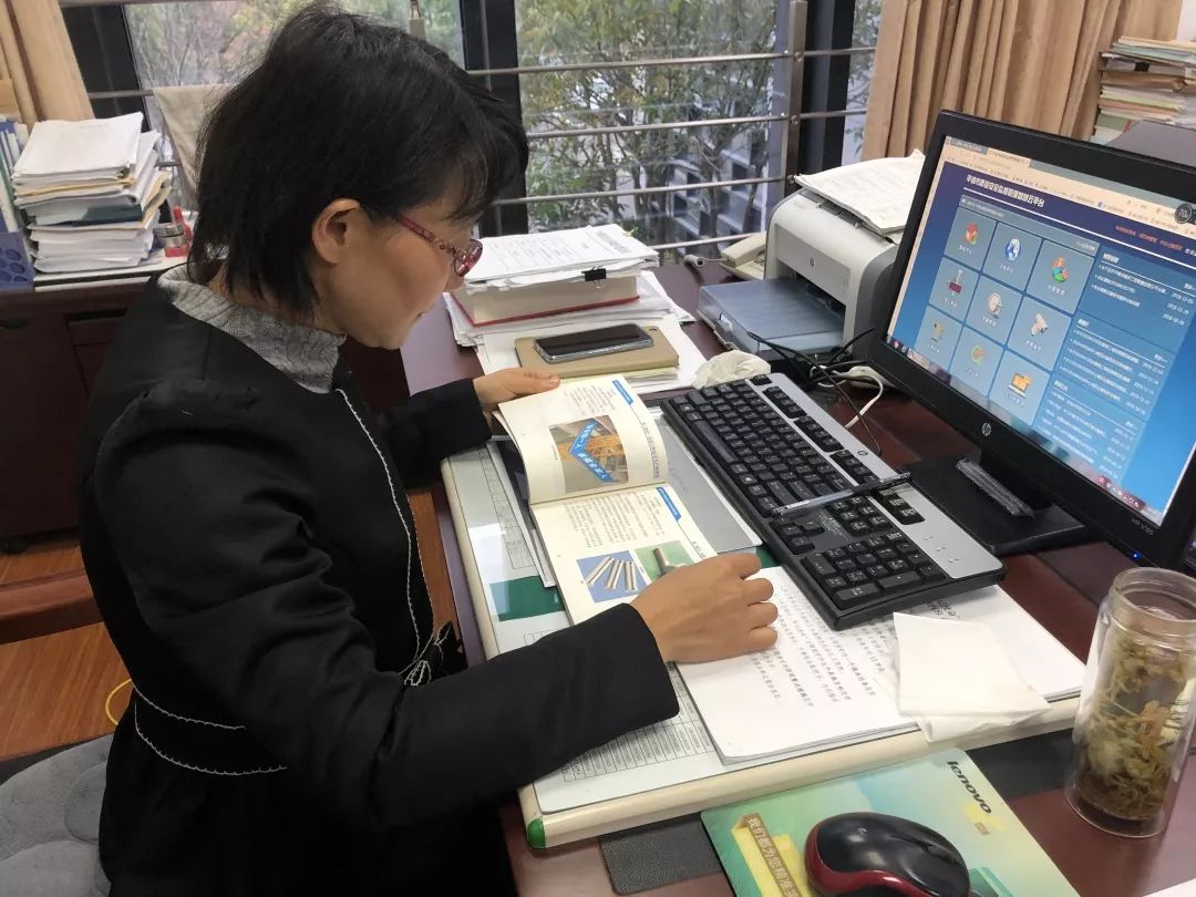 不断发挥带头示范，发挥示范带头作用 